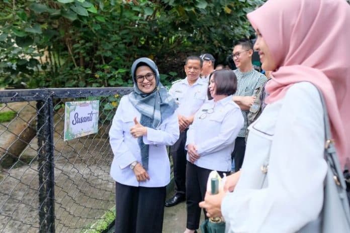 wali_kota_susanti_dewayani_didapuk_memberi_nama_pada_salah_satu_hewan_langka_di_taman_hewan_siantar