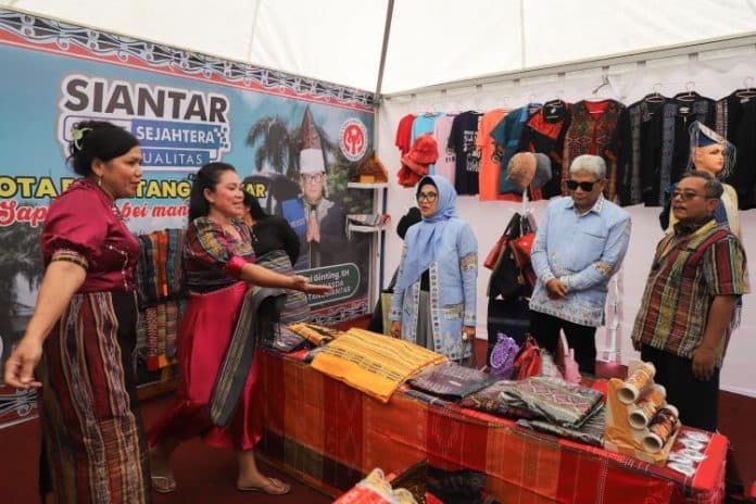 wali_kota_susanti_kunjungi_stand_umkm_siantar_di_kantor_gubernur_riau