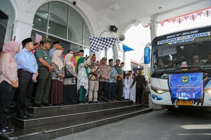 wali_kota_susanti_lepas_198_orang_calhaj_asal_siantar