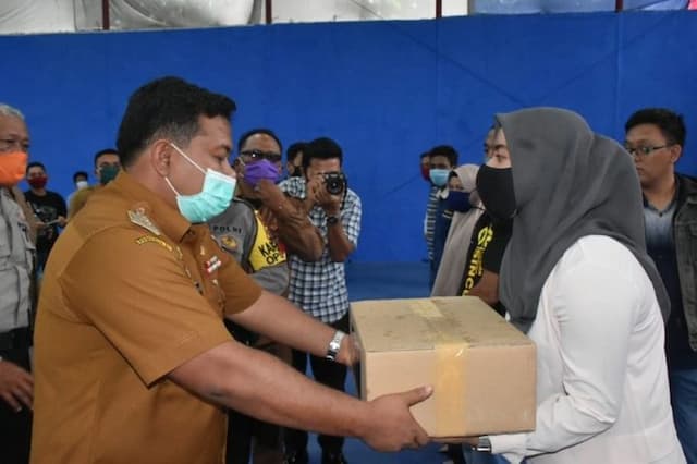 wali_kota_tanjungbalai_salurkan_bantuan_menteri_pariwisata_untuk_130_pekerja_parekraf