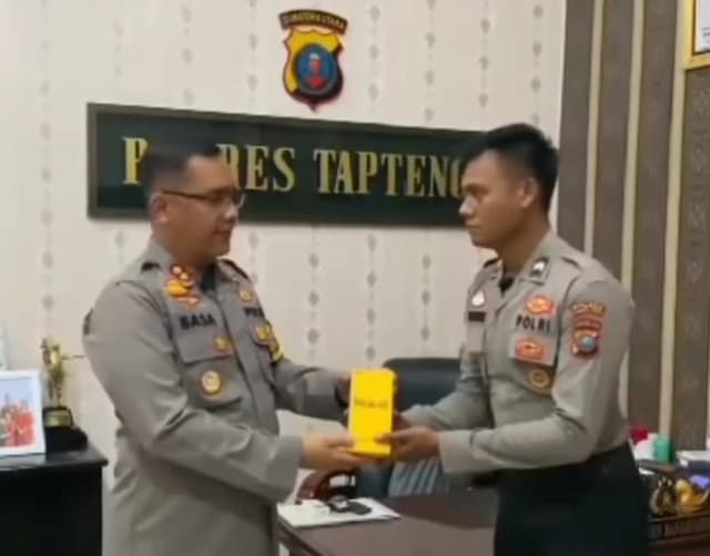 walpri_bersiaga_saat_kericuhan_debat_di_pilkada_tapteng_brigadir_rizky_diapresiasi_kadiv_propam_mabes_polri