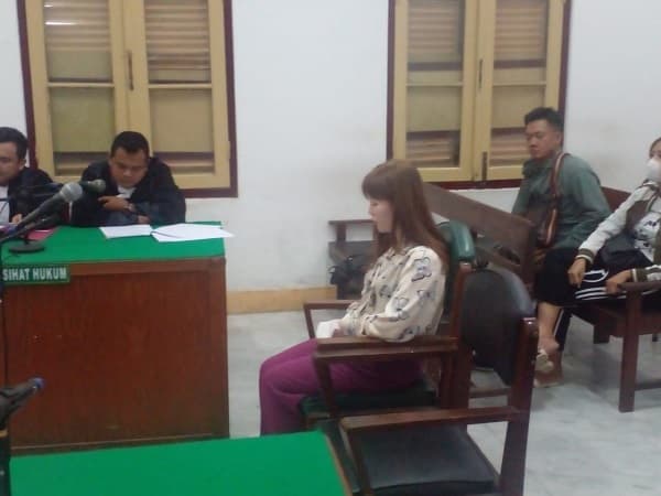 wanita_berparas_cantik_ini_divonis_1_tahun_percobaan