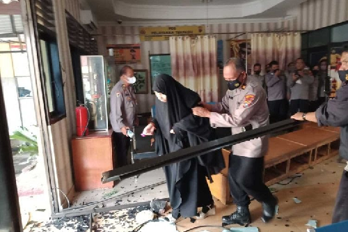 wanita_penabrak_pintu_spkt_polres_siantar_dinyatakan_sakit_jiwa
