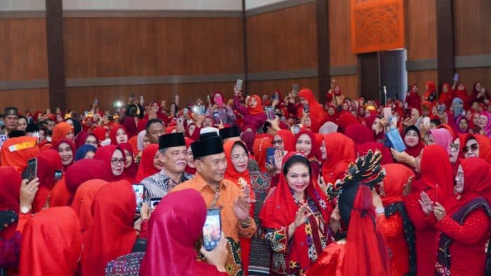 wanita_tabagsel_mempersatukan_perbedaan_masyarakat