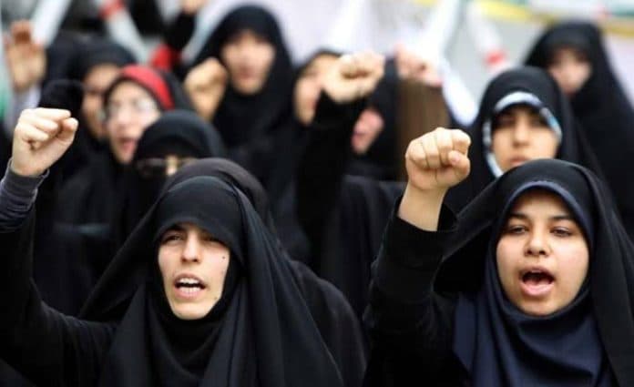 wanita_yang_langgar_aturan_berpakaian_di_iran_bisa_dihukum_penjara_10_tahun