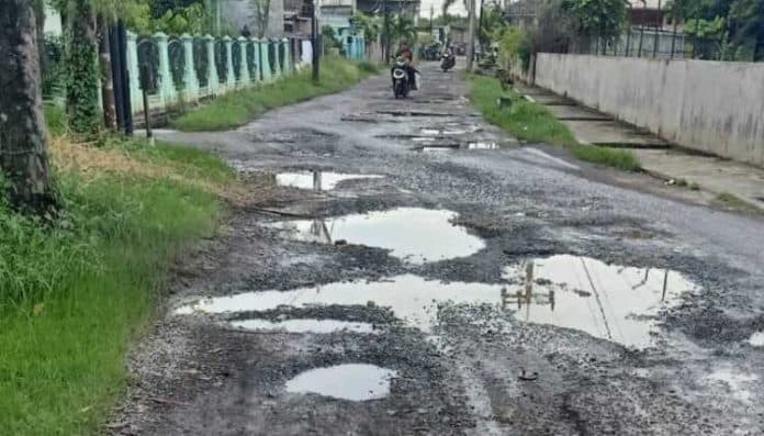 warga_2_kelurahan_di_medan_marelan_keluhkan_jalan_rusak_parah_dan_nihil_perbaikan