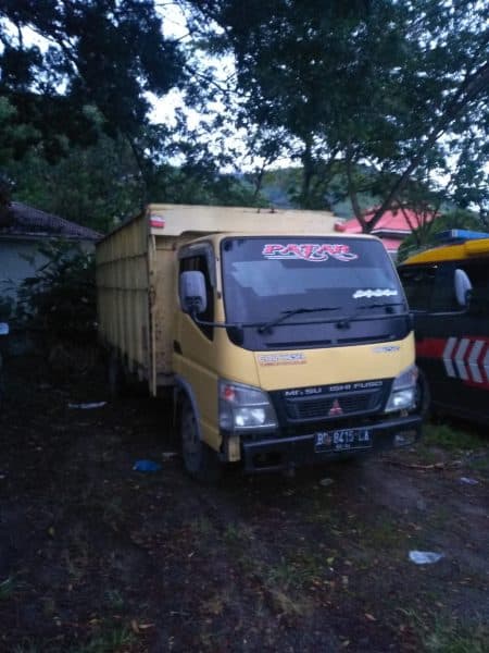 warga_amankan_truk_bermuatan_getah_pinus_diduga_langgar_aturan_di_samosir