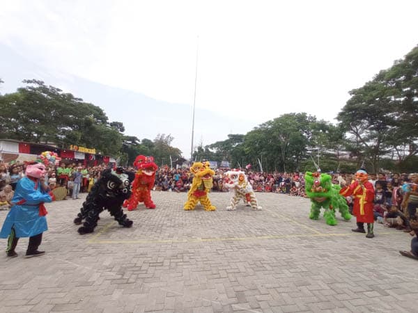 warga_antusias_saksikan_atraksi_barongsai_binaan_pt_sttc_meriahkan_hut_ke_153_kota_pematangsiantar