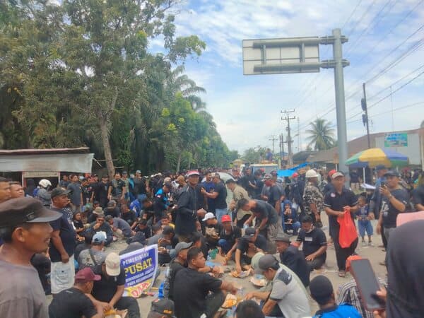 warga_asahan_demo_karena_jalan_rusak_di_desa_gedangan_bertahan_hingga_makan_siang