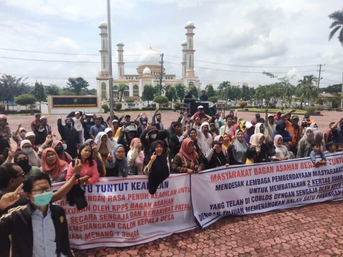 warga_bagan_asahan_demo_kantor_bupati_minta_pembatalan_hasil_pilkades