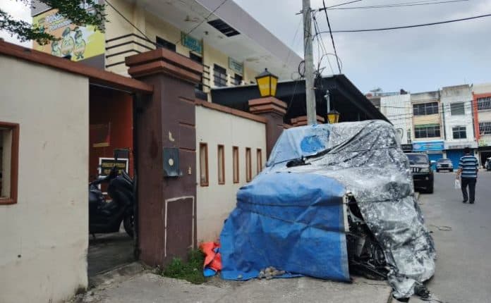 warga_benarkan_mercy_g_class_tabrak_motor_dan_2_mobil_di_jalan_wahid_hasyim_medan