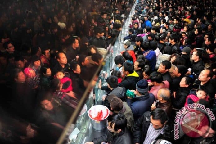 warga_china_mulai_berburu_tiket_kereta_untuk_mudik_tahun_baru_imlek