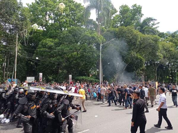 warga_demo_di_depan_balai_kota_siantar_ancam_bakar_kantor_kpu