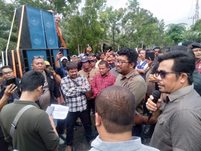 warga_demo_kpu_deli_serdang_minta_pilkada_deli_serdang_diulang