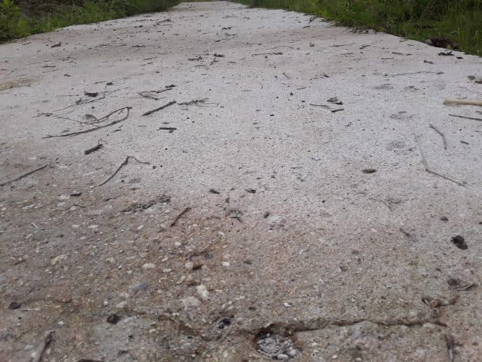 warga_desak_inspektorat_taput_periksa_pembangunan_rabat_beton_yang_kupak_kapik_di_banualuhu
