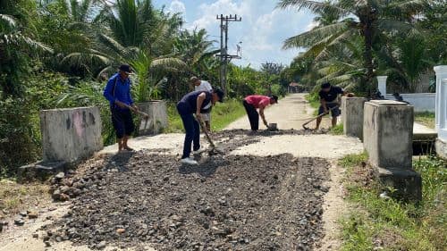 warga_di_asahan_berharap_jalan_yang_mereka_perbaiki_pakai_dana_sendiri_segera_diaspal