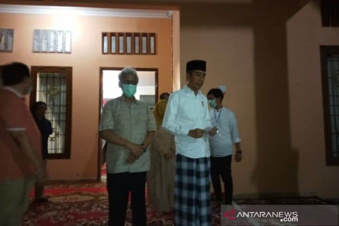 warga_diminta_doakan_ibunda_jokowi_dari_rumah