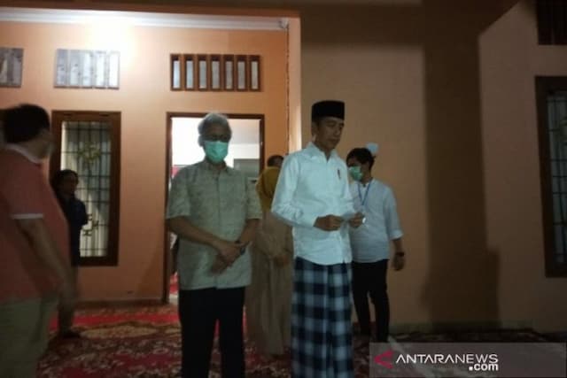 warga_diminta_doakan_ibunda_jokowi_dari_rumah
