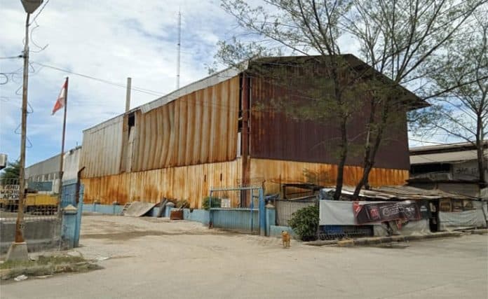 warga_keluhkan_bau_dlh_kota_medan_tinjau_gudang_pengolahan_bulu_ayam