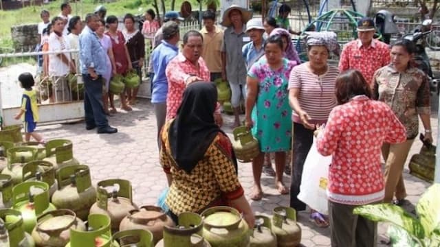 warga_keluhkan_kenaikan_harga_gas_elpiji_3_kg