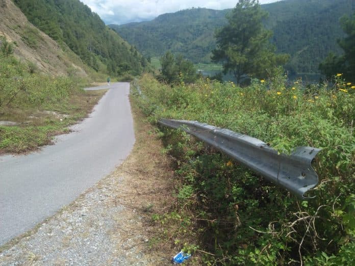 warga_keluhkan_minimnya_pagar_pengaman_di_jalan_wisata_desa_meat_toba