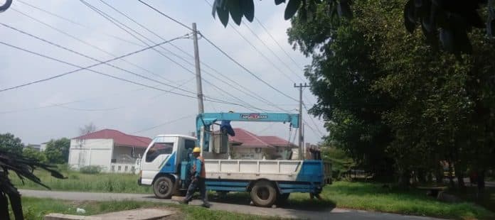 warga_keluhkan_tiang_listrik_miring_pt_pln_ulp_tebing_tinggi_lakukan_perbaikan