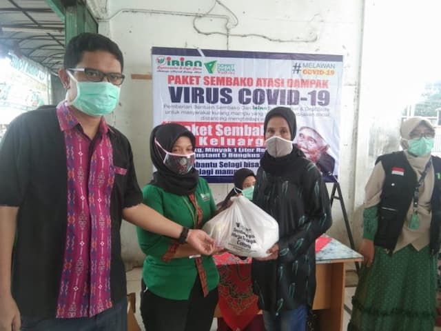warga_kelurahan_teladan_timur_terima_bantuan_sembako