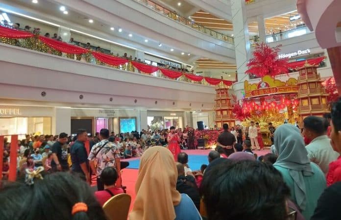 warga_medan_padati_perayaan_imlek_2024_di_mall_center_point