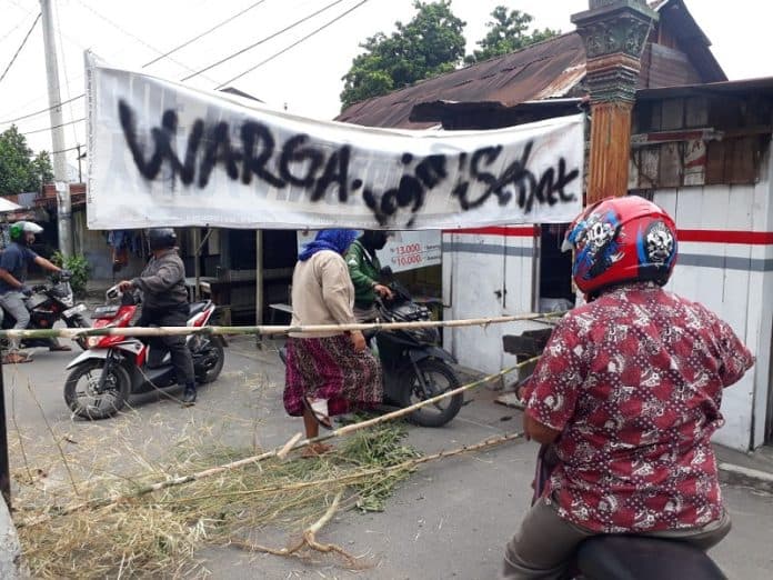 warga_medan_tutup_jalan_alternatif_cegah_virus_korona