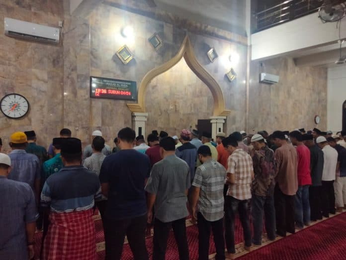 warga_muhammadiyah_di_asahan_sholat_gerhana_bulan