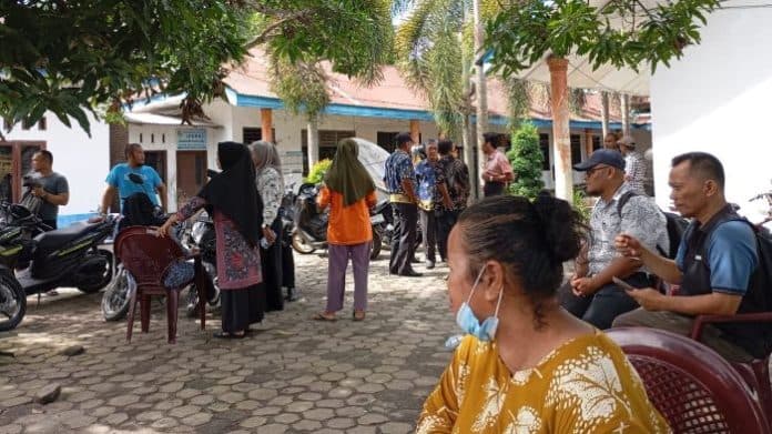 warga_pantai_labu_deli_serdang_tolak_imigran_rohingya_di_kantor_camat