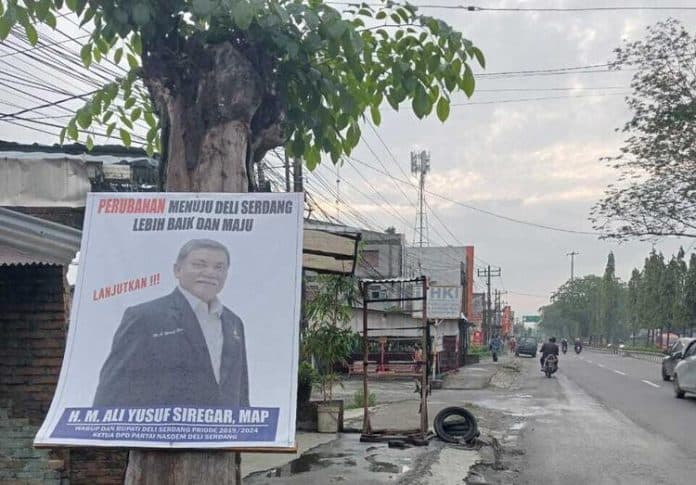 warga_protes_baliho_balon_bupati_deli_serdang_dipaku_di_pohon