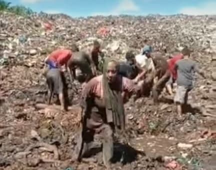 warga_rebutan_daging_kerbau_impor_di_tempat_sampah_bengkalis