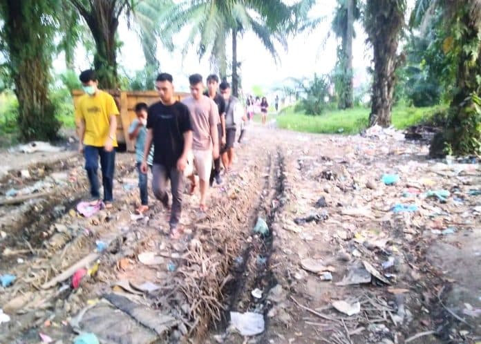 warga_resah_jalan_menuju_pemakaman_kristen_lima_puluh_jadi_tempat_pembuangan_sampah