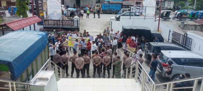 warga_samosir_minta_kepastian_hukum_terkait_penggelapan_pajak_kendaraan