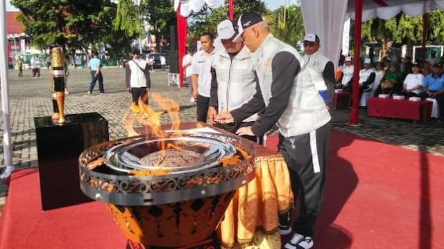 warga_sibolga_antusias_sambut_kirab_api_pon_xxi