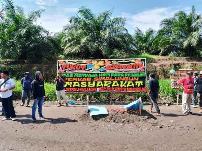 warga_simalungun_bangun_kuburan_di_jalan_rusak