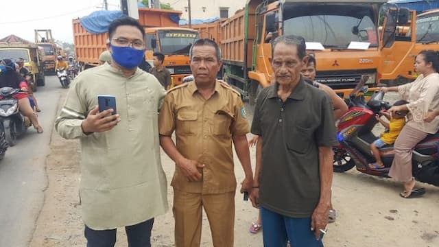 warga_simpang_kopi_hentikan_truk_pengangkut_tanah_timbun