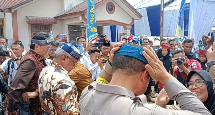 warga_tanjung_balai_antusias_sambut_kunjungan_menteri_dan_kepala_bnn