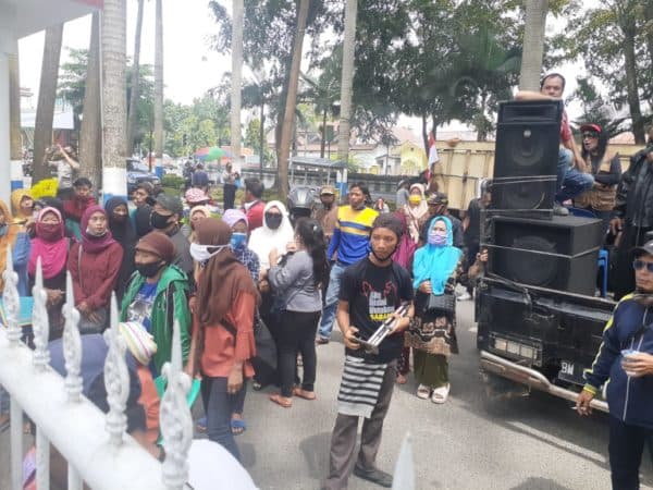warga_titi_payung_unjuk_rasa_ke_kantor_bupati_deli_serdang_bawa_anak_sd_dan_smp