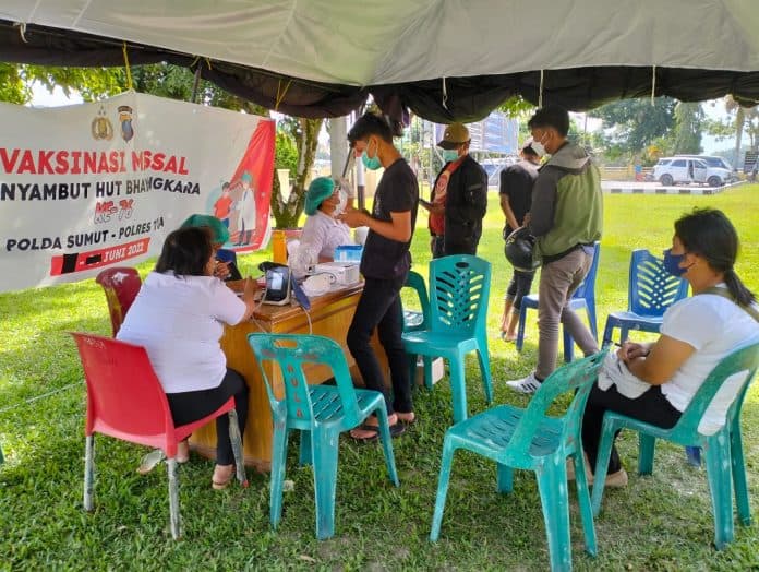 warga_yang_ingin_ke_polres_toba_wajib_sudah_divaksin_booster