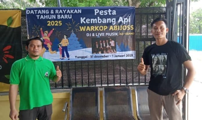 warkop_di_pantai_labu_gelar_pesta_kembang_api_saat_malam_tahun_baru