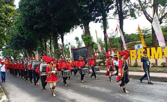 warnai_jalanan_siantar_marching_band_pt_sttc_pawai_pembukaan_turnamen_voli_marcopolo_cup