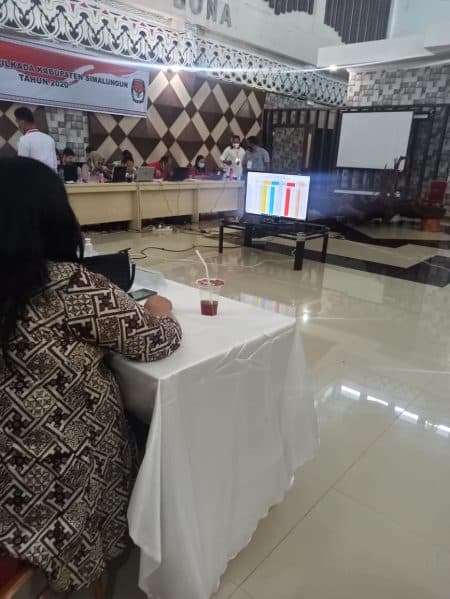 wartawan_diusir_dari_ruang_desk_pilkada_simalungun_ketua_dprd_itu_sudah_tidak_betul