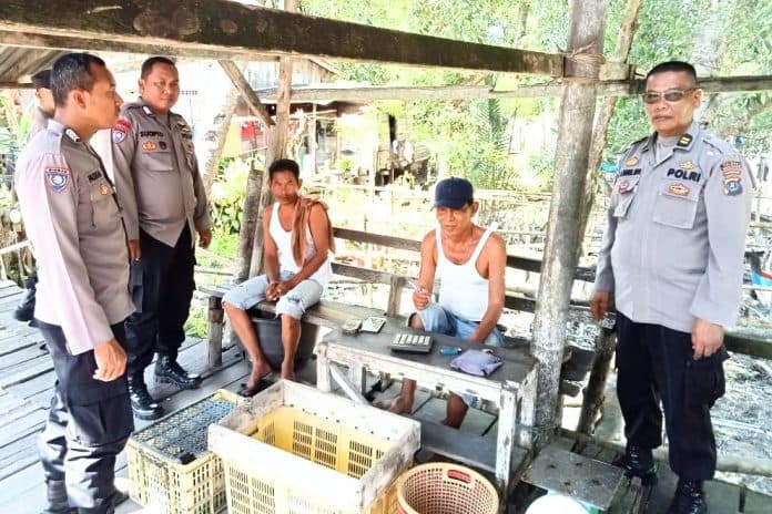waspada_banjir_di_wilayah_pesisir_sat_binmas_polres_batu_bara_ingatkan_warga_tak_buang_sampah_ke_sungai