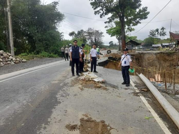 waspada_enam_titik_longsor_di_jalan_siantar_parapat_ancam_keselamatan