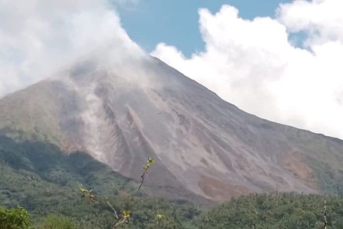 waspada_level_3_gunung_api_karangetang_empat_kali_luncuran_awan_panas_guguran