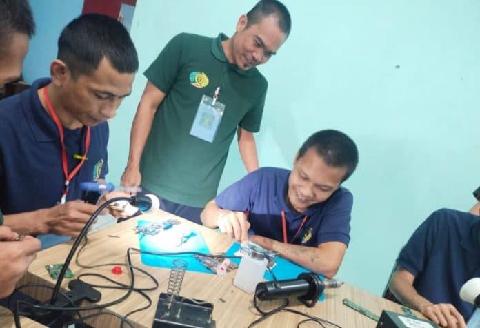 wbp_lapas_narkotika_kelas_iia_pematangsiantar_ikuti_pelatihan_service_handphone
