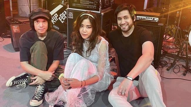 widy_vierratale_disomasi_karena_aksinya_buka_baju_saat_konser_di_palu