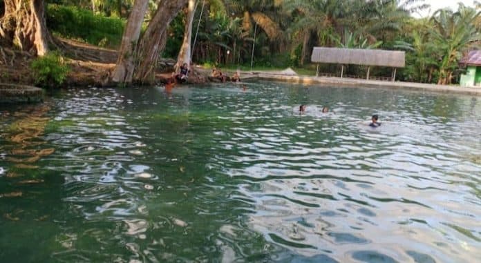wisata_pemandian_alam_bahmanusar_huta_ruma_sua_suguhkan_air_nan_hijau_dan_pemandangan_alam_asri